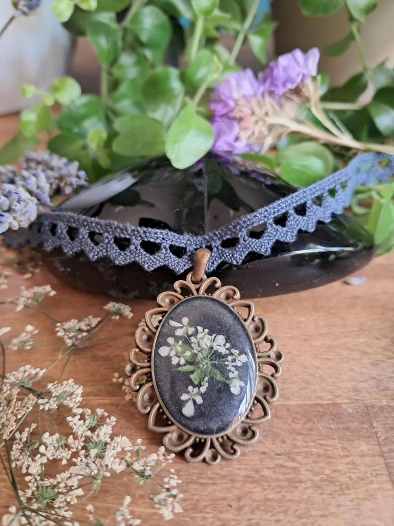 Collier noir en dentelle de la reine Anne de forme ovale