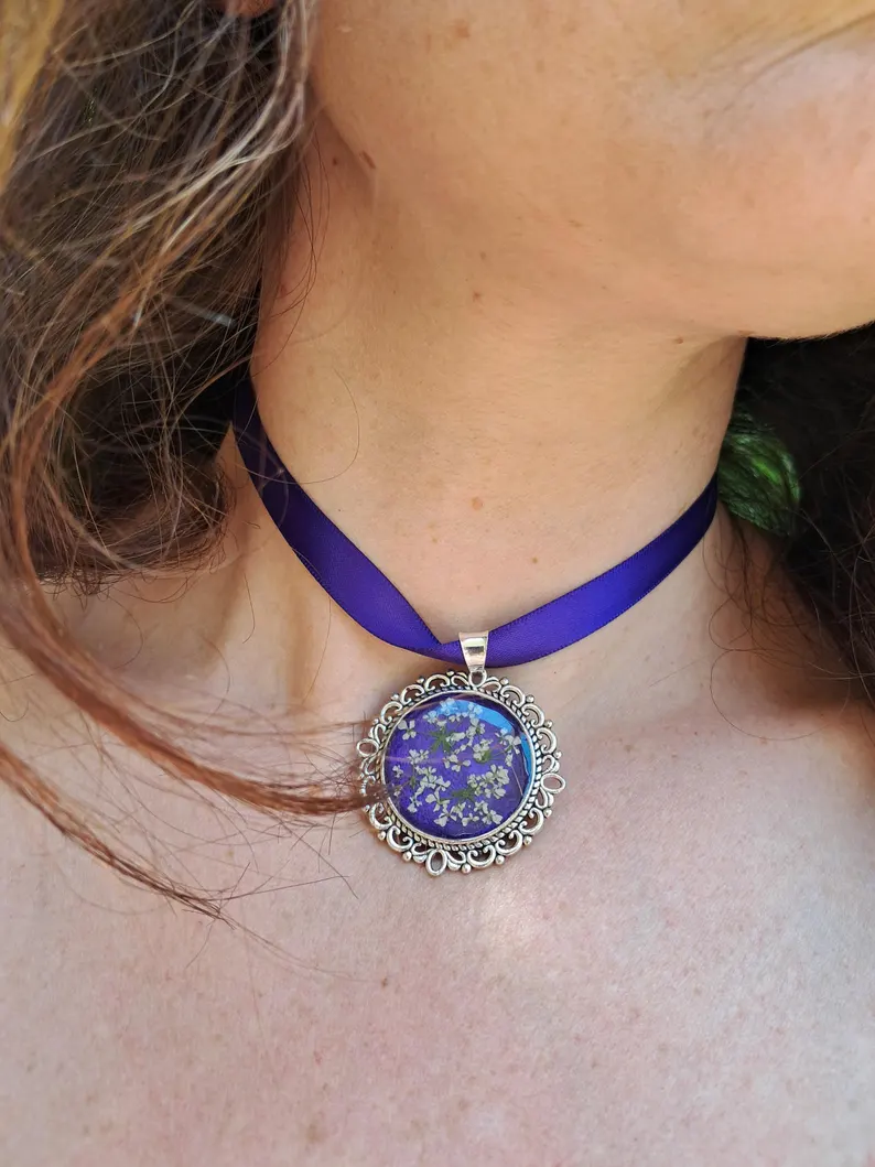 Collier violet en dentelle de la reine Anne de forme ronde